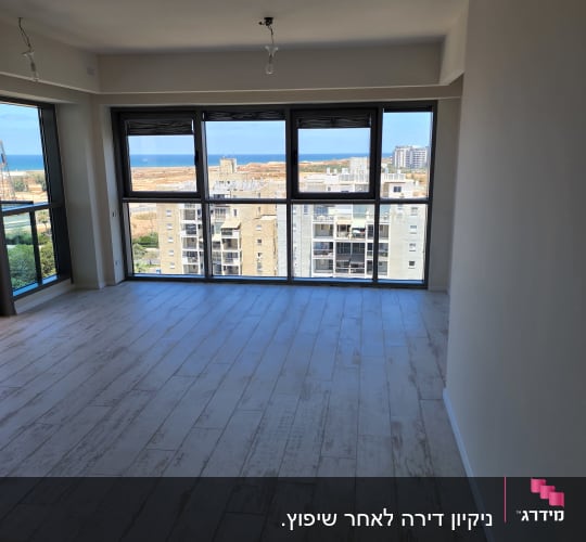 רצפה נקייה בחדר עם חלונות גדולים
